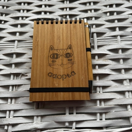 Caderno gato con bolígrafo